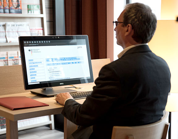 Dr. Schoeps erstellt ein Sachverständigen-Gutachten am Computer