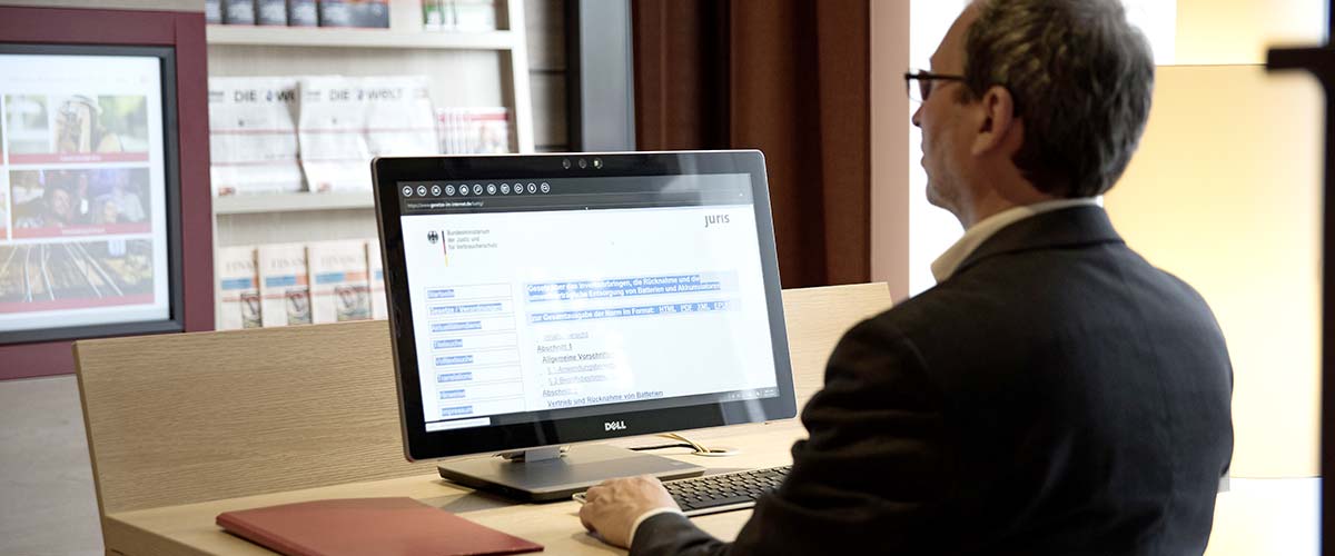 Dr. Schoeps bearbeitet ein Sachverständigen-Gutachten am Computer